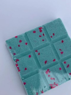 Бомбочка-миниплитка с игрушкой «Мятно-клубничная карамель» Бомбочка-миниплитка с игрушкой «Мятно-клубничная карамель»