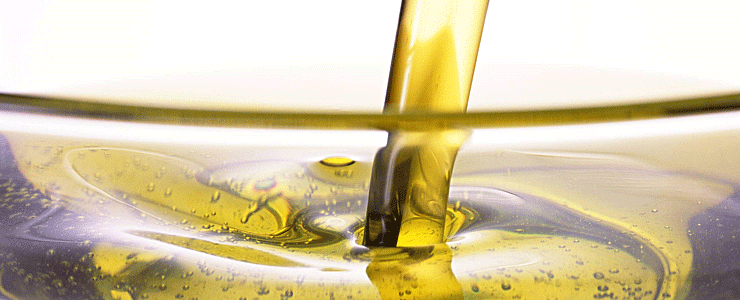 Жидкое мыло появилось примерно 15-20 лет назад и постепенно начало вытеснять привычное для нас твердое мыло. На сегодняшний день большинство людей чаще пользуется мылом в жидком виде, так как такой способ употребления имеет ряд преимуществ:
Удобство в пользовании и экономичность. Жидкое мыло легко наносится. Оно не выскальзывает из рук, не засыхает и не размягчается от воды в отличие от твердого мыла. Жидкое мыло более удобно в поездках. Благодаря дозатору проще определить, какое количество мыла требуется, что особенно удобно, если ребенок пользуется мылом самостоятельно;
Гигиеничность. Наличие дозатора однократного применения исключает вероятность передачи болезнетворных бактерий при многократном использовании мыла;
Многокомпонентность и вариативность состава. В состав жидкого мыла проще ввести различные полезные компоненты. В нем лучше, чем в твердом мыле, сохраняют свои свойства умягчающие добавки, жировые компоненты, защищающие кожу от пересушивания, экстракты растений, эфирные масла и прочее. В твердом мыле из-за избыточной щелочности добавки быстро разрушаются.
Сохранение баланса рН. Жидкое мыло не нарушает нормальный баланс кожи, так как создает на ее поверхности слабокислую среду, а не щелочную, как твердое мыло, за счет чего кожный покров не пересыхает и после пользования мылом не появляется ощущение стянутости кожи.
Многофункциональность. Жидкое мыло подходит для рук, тела, волос, поскольку имеет состав, сходный с шампунем. Детское жидкое мыло, как правило, не щиплет глаза. В силу своего состава жидкое мыло хорошо пенится в воде любой жесткости.
Жидкое мыло